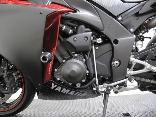 Четырехцилиндровый мотор на японском мотоцикле Yamaha YZF-R1