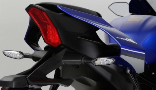 Белые поворотники и красный стоп-сигнал на заднем крыле мотоцикла Yamaha YZF-R1