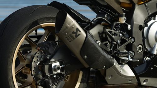 Стильный глушитель с защитной накладкой на спортивном байке Yamaha YZF-R1