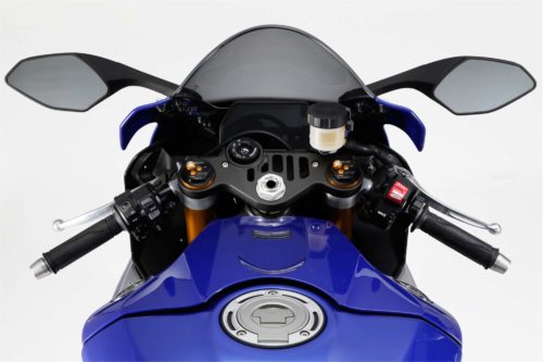 Передняя панель и руль на спортивном байке Yamaha YZF-R1