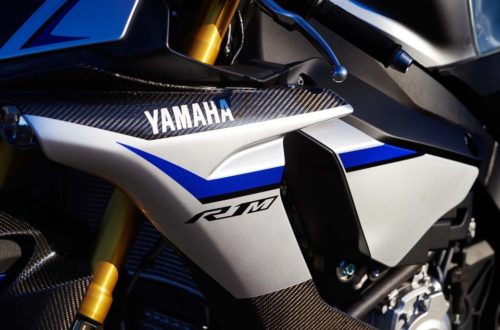 Пластиковый обтекатель сине-белой расцветки на байке Yamaha YZF-R1