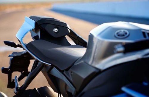 Сидение и ящик для мелочевки на мотоцикле Yamaha YZF-R1