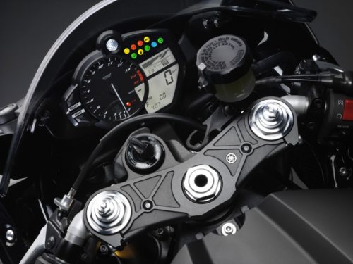 Панель приборов на передней вилке гоночного байка Yamaha YZF-R1