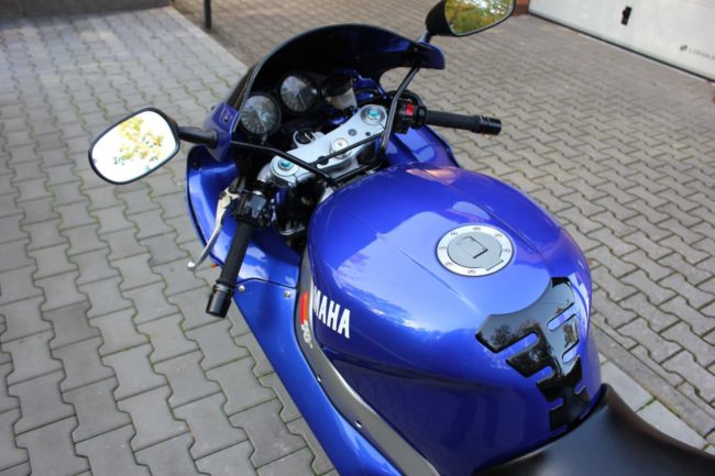 Топливный бак синего цвета на спортивно-туристическом байке Yamaha YZF1000R Thunderace