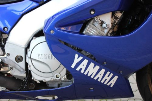 Пластиковая облицовка на двигателе спортивного байка Yamaha YZF1000R Thunderace