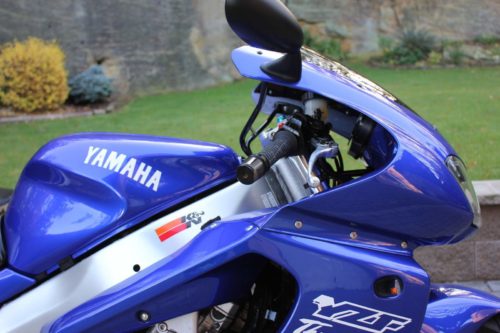 Передний обтекатель с ветровым стеклом на спортивном байке Yamaha YZF1000R Thunderace