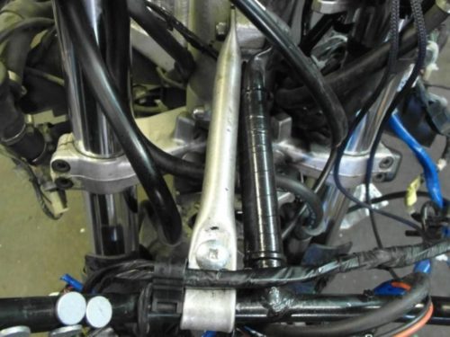 Стойка-усилитель штатного паука лобового обтекателя мотоцикла Yamaha YZF1000R Thunderace