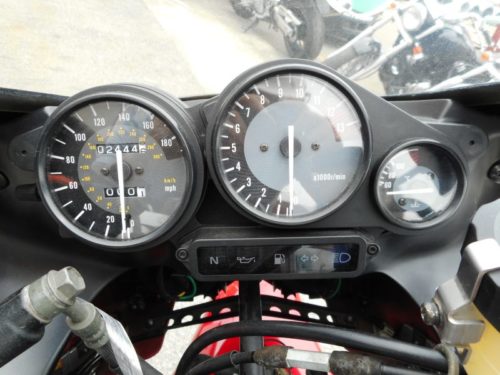 Стрелочные индикаторы на панели приборов спортивного мотоцикла Yamaha YZF1000R Thunderace