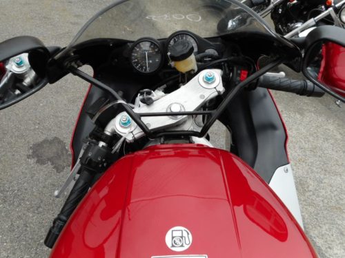Указатели приборов и крепление руля на байке Yamaha YZF1000R Thunderace класса спорт-турист
