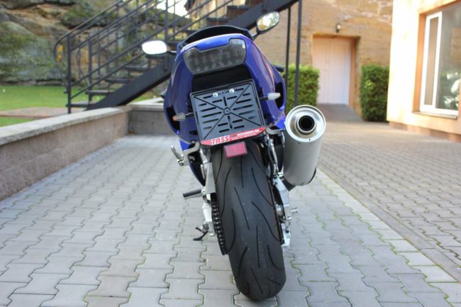 Внешний облик задней части мотоцикла Yamaha YZF1000R Thunderace 1997 модельного года