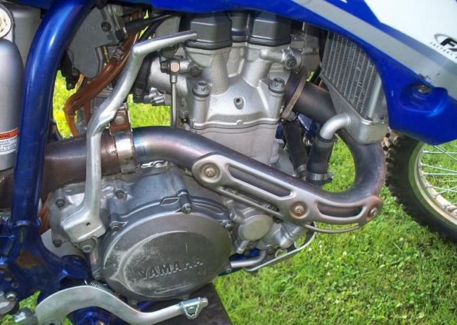 450-кубовый двигатель на старой модели мотоцикла Yamaxa YZ450F