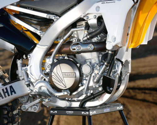 Двигатель на мотоцикле Yamaxa YZ450F, вид со стороны тормозной педали