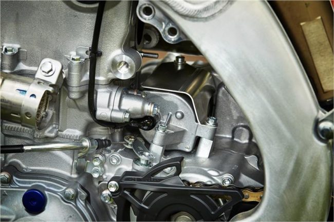 Инжекторный впрыск на двигателе последнего поколения мотоцикла Yamaxa YZ450F