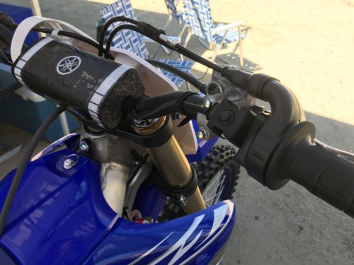Рулевая поперечина с травмозащитной накладкой прямоугольной формы на мотоцикле Yamaxa YZ450F