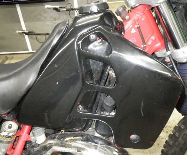 Чёрные пластиковые накладки на бензобаке мотоцикла Honda CRM 250