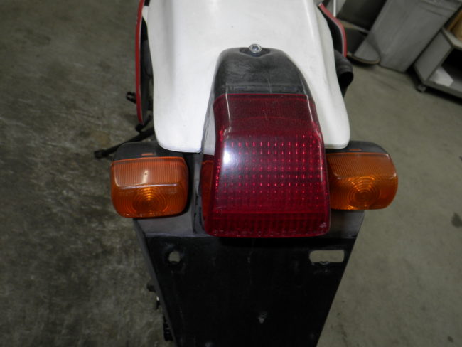 Задний стоп-сигнал с указателями поворотов на белом крыле байка Honda CRM 250