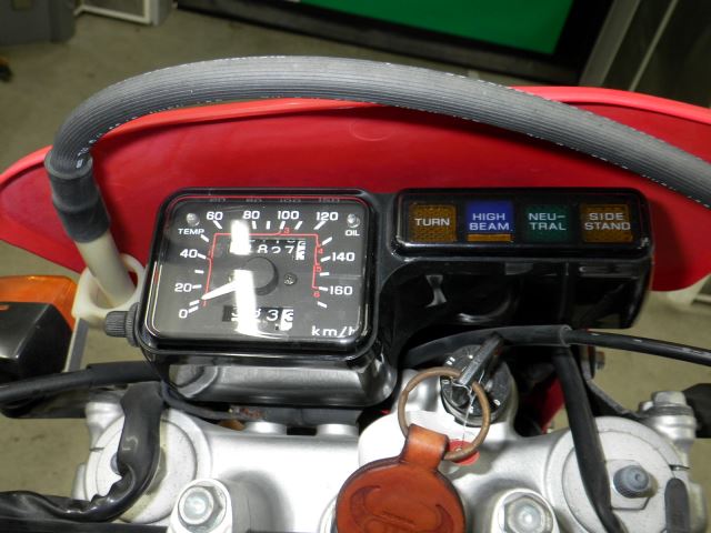 Панель приборов аналогового типа на японском мотоцикле Honda CRM 250