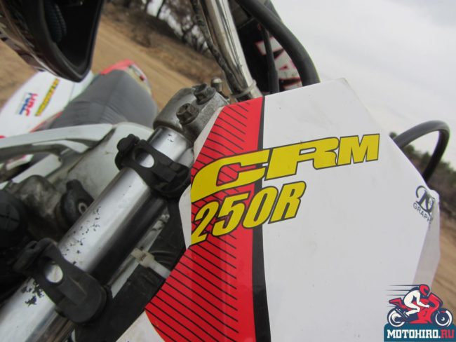 Передняя вилка и ветровой обтекатель на байке Honda CRM 250 класса эндуро
