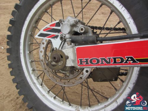Тормоза с гидравлическим приводом на заднем колесе байка Honda CRM 250