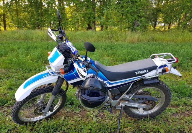 Yamaha SEROW XT 225 на вылазде на природе бело-синий пластик
