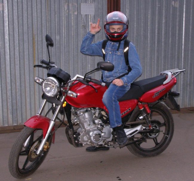 Счастливый владелец вместе со своим первым мотоциклом марки Stels delta 150