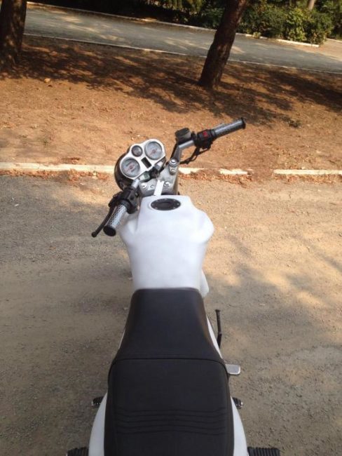 Белый бензобак и черное седло на мотоцикле Stels delta 150 без зеркал на руле