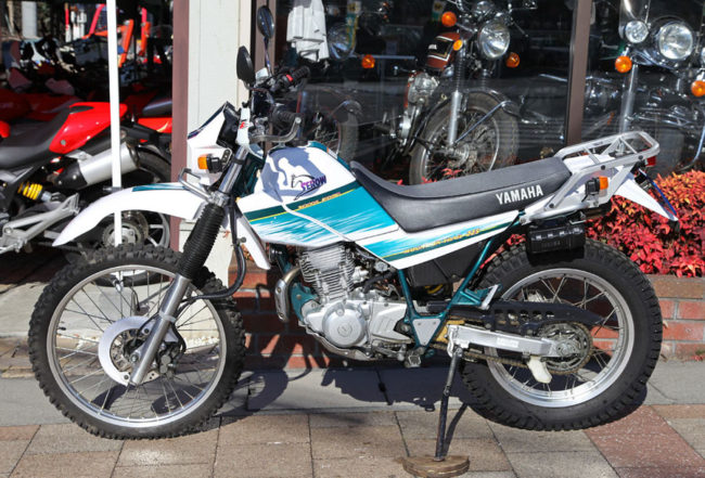 Yamaha SEROW XT225 вид сбоку у магазина мотоциклов