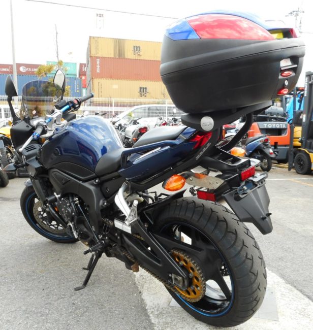 Довольно объемный кофр на заднем крыле мотоцикла Yamaha FZ1 серии N