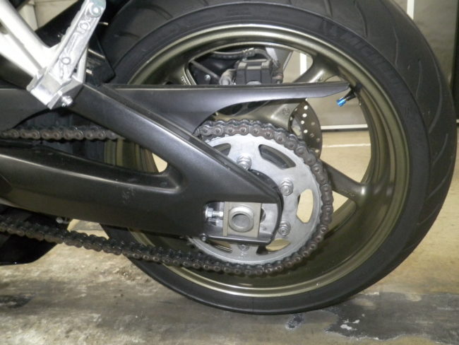 Заднее колесо с цепью и дисковым тормозом спортивно-дорожного байка Yamaha FZ1