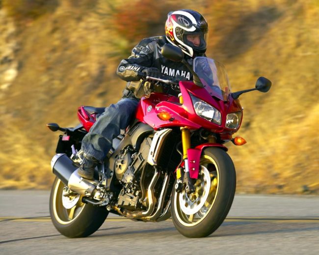 Байкер с надписью Yamaha на куртке за рулем популярного мотоцикла FZ-1 серии S