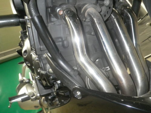Хромированные трубы выпускного коллектора на двигателе мотоцикла Yamaha FZ1
