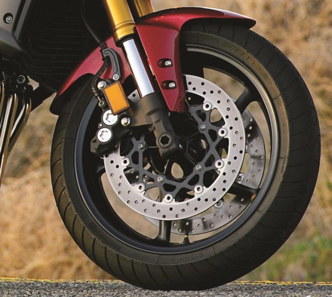 Передние гидравлический тормоз на колесе японского мотоцикла Yamaha FZ1