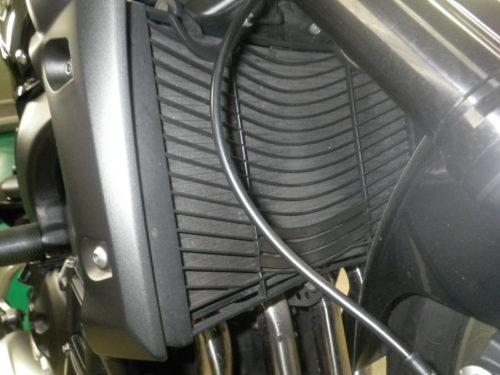 Радиатор жидкостной системы охлаждения на байке Yamaha FZ1 японского производства