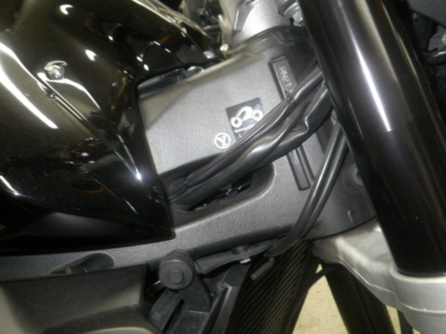 Узел крепления передней вилки на алюминиевой раме мотоцикла Yamaha FZ1