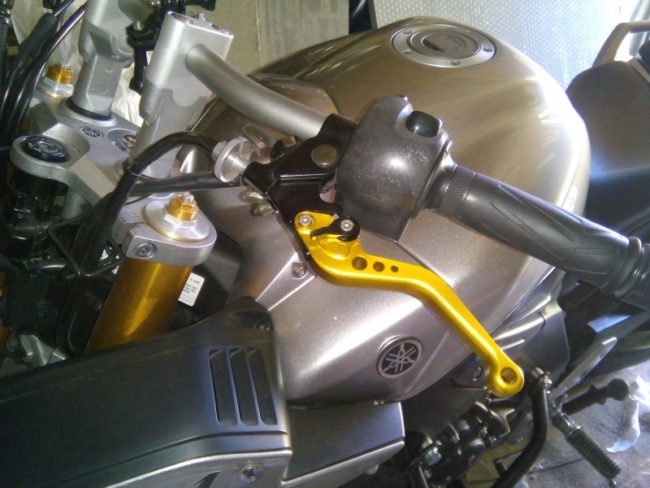Желтая рукоятка сцепления на руле японского мотоцикла Yamaha FZ1