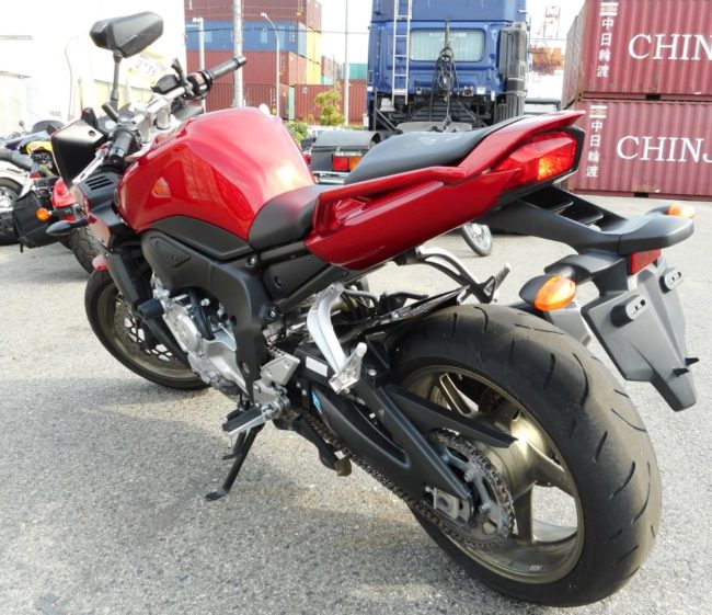 Вид сзади японского мотоцикла Yamaha FZ1 серии N яркого красного цвета