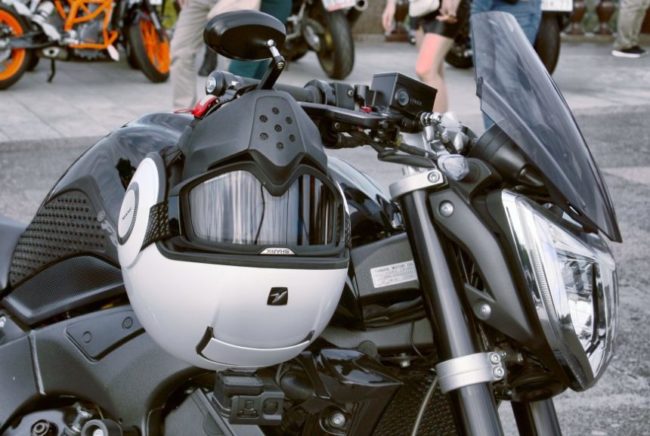 Белый шлем на руле мотоцикла Yamaha FZ1 N с ветровым стеклом небольшого размера