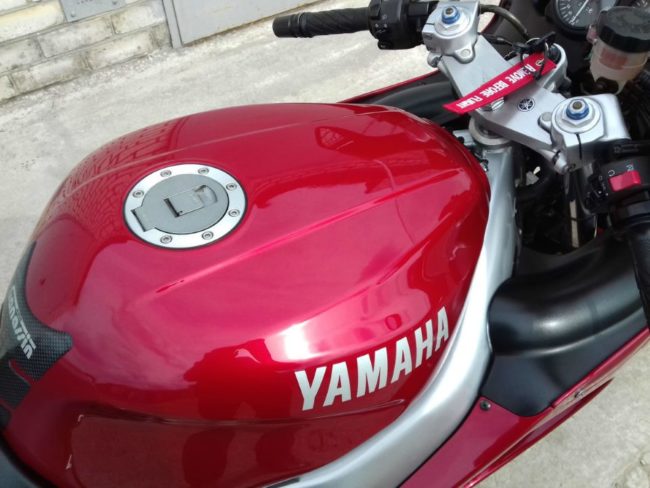 Вместительный топливный бак на спортбайке Yamaha YZF 600 Thundercat