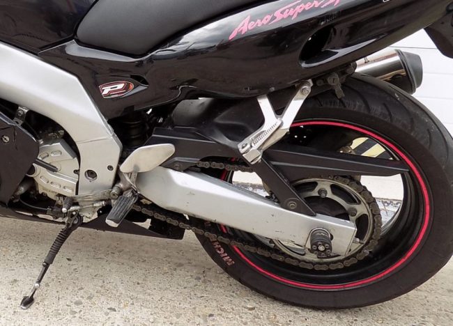 Задний маятник и цепная передача на мотоцикле Yamaha YZF 600 Thundercat