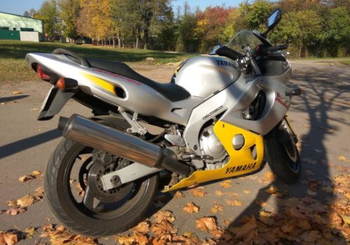 Желтый пластиковый обвес на двигателе мотоцикла Yamaha YZF 600 Thundercat