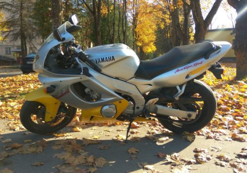 Вид сбоку мотоцикла Yamaha YZF 600 Thundercat серебристо-желтой расцветки