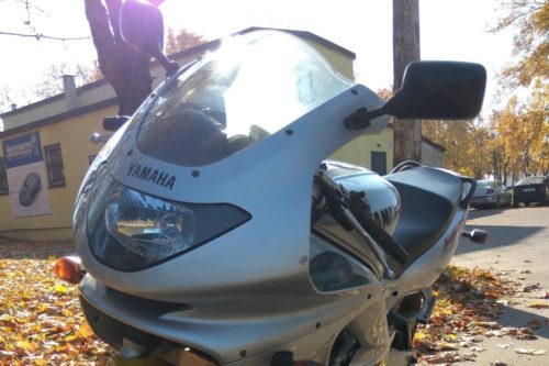 Низкое ветровое стекло на переднем обтекателе мотоцикла Yamaha YZF 600 Thundercat
