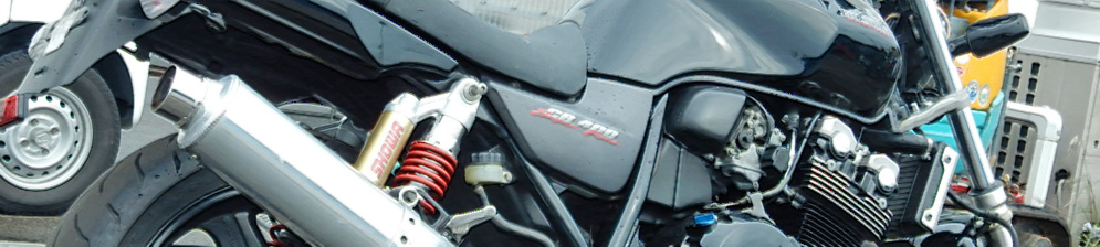 Honda CB 400 Super Four вид сбоку с капельками росы
