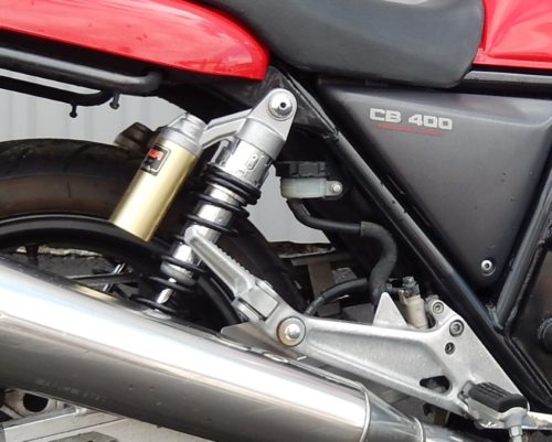 Регулируемый амортизатор в задней подвеске мотоцикла Honda CB 400