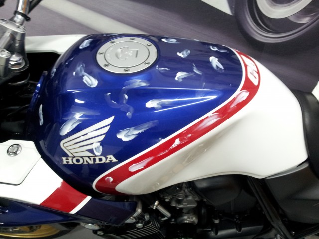 Крышка заливной горловины на бензобаке объемом в 18 литров мотоцикла Honda CB 400