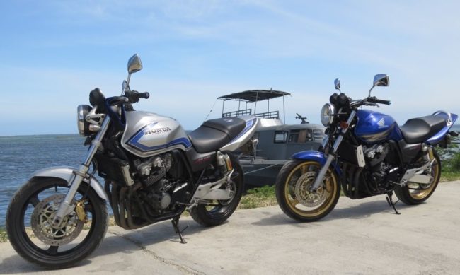 Два мотоцикла классического типа модели Honda CB 400 различной расцветки