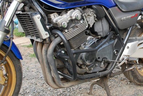 Двигатель мотоцикла Honda CB 400 с радиатором жидкостной системы охлаждения