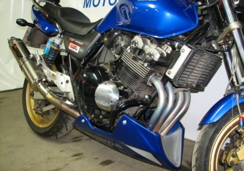Защитный плуг из пластика на коллекторе двигателя мотоцикла Honda CB 400