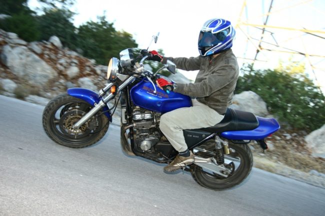 Удобная посадка мотоциклиста среднего роста на синем байке Honda CB 400