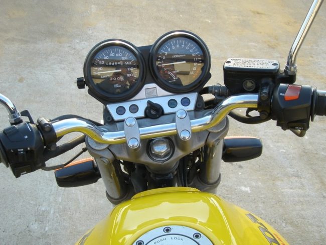 Аналоговый спидометр и тахометр на приборной панели мотоцикла Honda CB 400